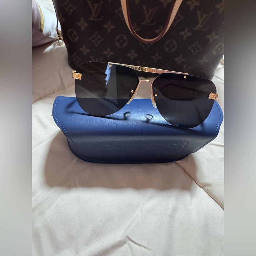 😎Louis Vuitton Ash Sunglasses 😎